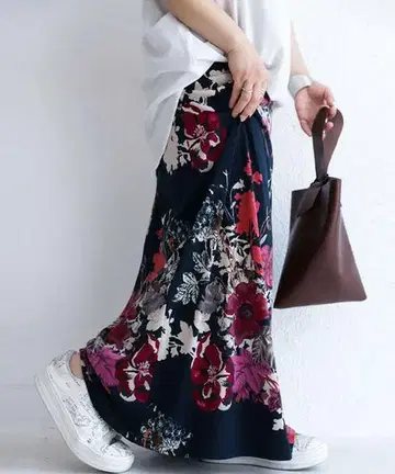 미사용 새상품 택 포함 안티카 꽃무늬 맥시 스커트 네이비