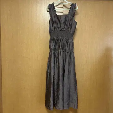 다크 브라운 프릴 스모크 드레스