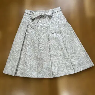 새상품급 아이보리 꽃무늬 자수 A 라인 스커트