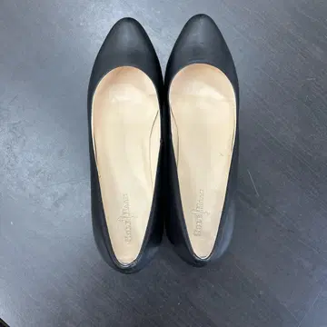 콜한 블랙 가죽 펌프스