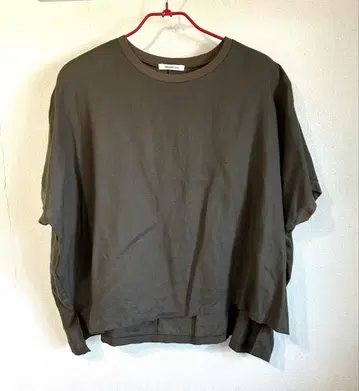 ORDINARY FITS 슬리브리스 탑 올리브