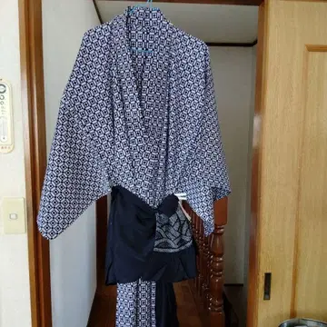 기하학 패턴의 네이비 컬러 기모노