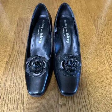 madras 블랙 펌프스 꽃 장식 23cm