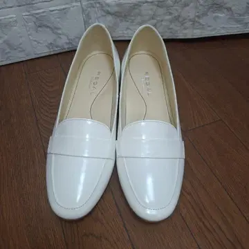 미사용 새상품 REGAL 화이트 로퍼 미들 힐 23cm