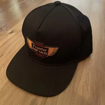 Frontier STRIP CALEE 블랙 스냅백 캡