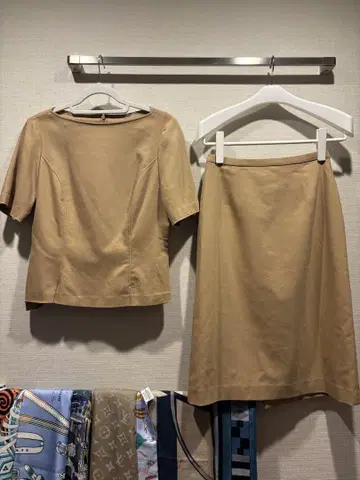 베이지 스커트 셋업 반팔 페플럼