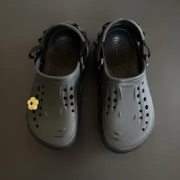 Crocs 블랙 샌들 꽃 참 포함