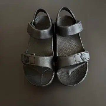 TELIC 블랙 샌들