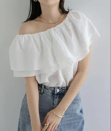 앤도미 오프숄더 프릴 블라우스