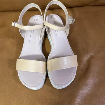 ECCO 베이지 샌들