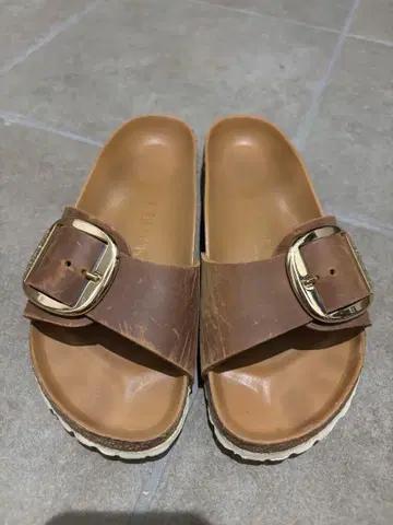 버켄스탁 브라운 버클 샌들