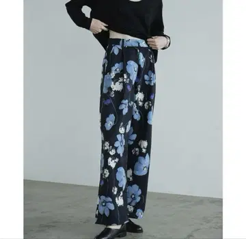 클라네 MULTICOLORED FLOWER WIDE PANTS
