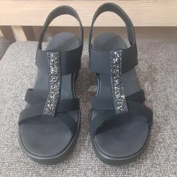 미사용 새상품 SKECHERS 비쥬 장식 블랙 웨지솔 샌들