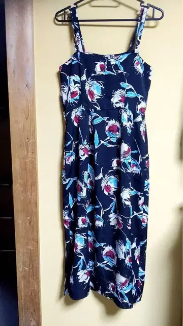 블랙 꽃무늬 슬리브리스 맥시 드레스, 큐프라 100
