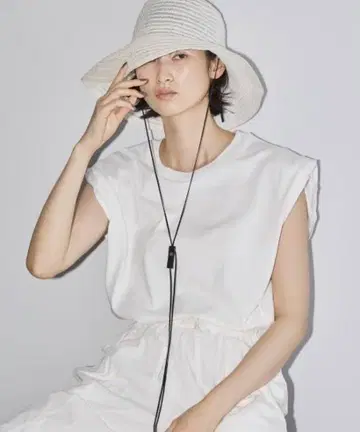 오늘의 풍성한 어깨 탱크 톱