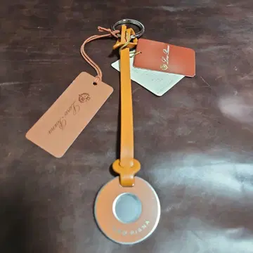 로로 피아나 가죽/메탈 키링, 참