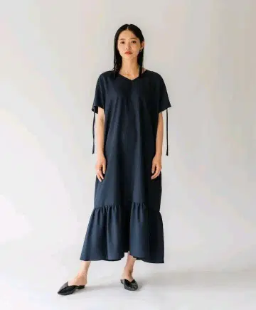 네이비 프릴이 달린 롱 원피스 반팔