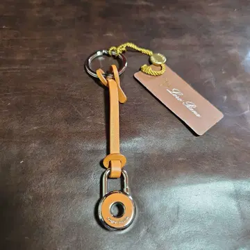 로로 피아나 가죽/메탈 키링, 참