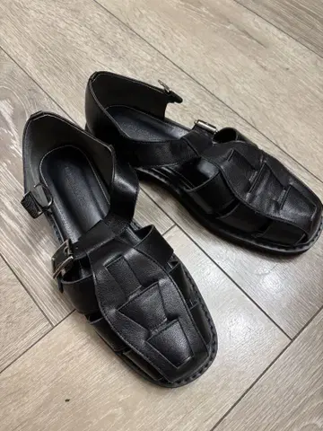 뷰티 앤 유스 구르카 샌들 블랙