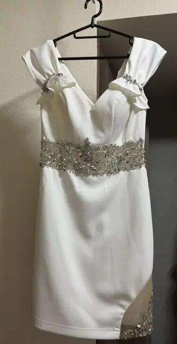 화이트 미니 원피스 프릴 포함