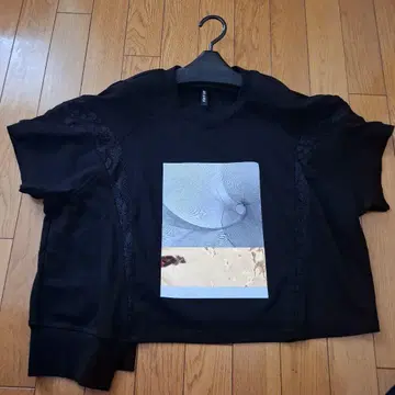 블랙 반팔 티셔츠 그래픽 프린트
