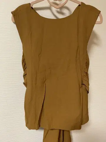 브라운 슬리브리스 튜닉 리본 포함