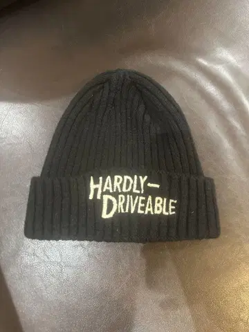 HARDLY-DRIVEABLE 블랙 니트 모자