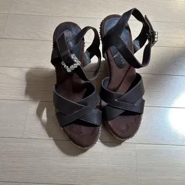 브라운 크로스 스트랩 샌들 천연 가죽