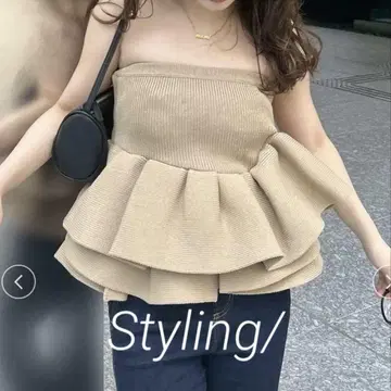 프릴이 달린 베이지 슬리브리스 뷔스티에