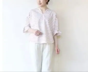 로지 (ROSIEE) 키넥 소매 펄 장식 TOPS