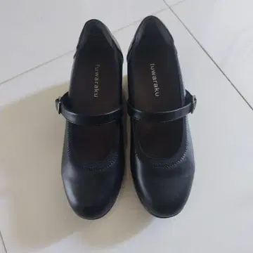 fuwaraku 블랙 23cm 발수 기능 스트랩 펌프스