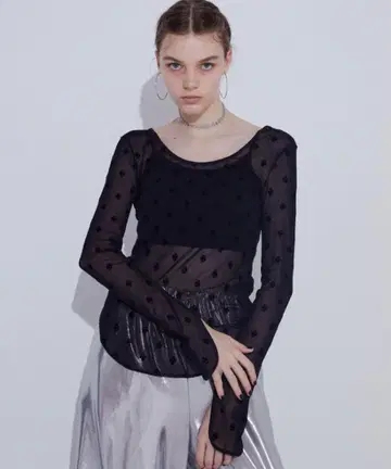 SWAN LAKE U-NECK TOP