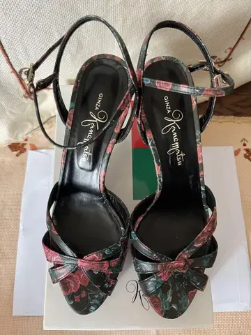 긴자 카네마츠 블랙 스트랩 장미 무늬 샌들 25cm