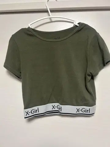 X-Girl 크롭 티셔츠 올리브