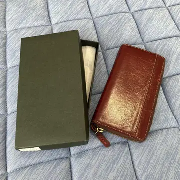 이탈리아제 빨간색이 돋보이는 장지갑