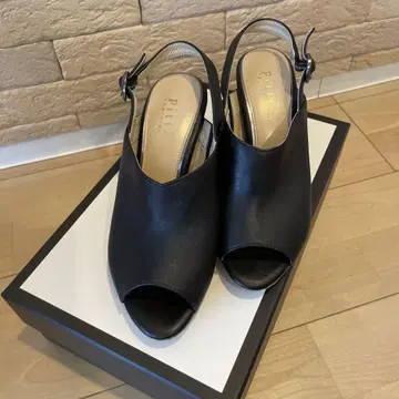 Pitti 블랙 샌들 오픈토