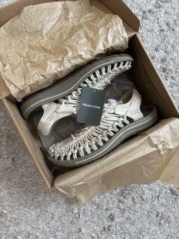 KEEN UNEEK 샌들 화이트 캡/콘 스탈크 US7 24cm