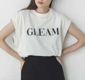 GLEAM 프린트 슬리브리스 티셔츠