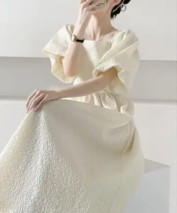 크림색 스퀘어 넥 롱 드레스