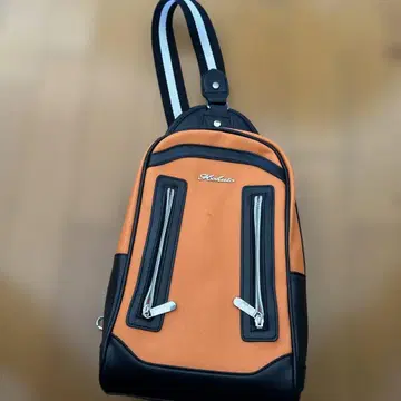 오렌지색과 검은색 숄더백