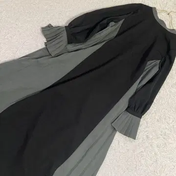 Lagemme 사이드 플리츠 원피스 그레이지 블랙 F 리본