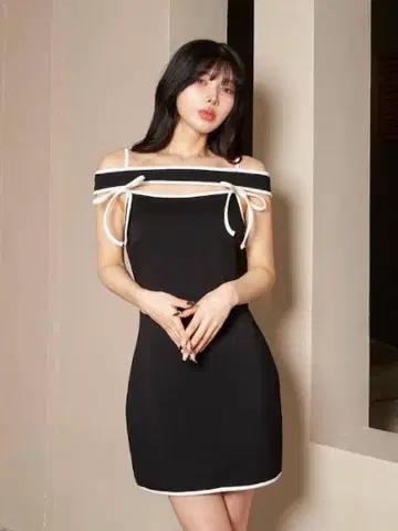 다리치 오프숄더 리본 포함 블랙 원피스