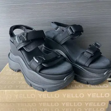 YELLO 샌들