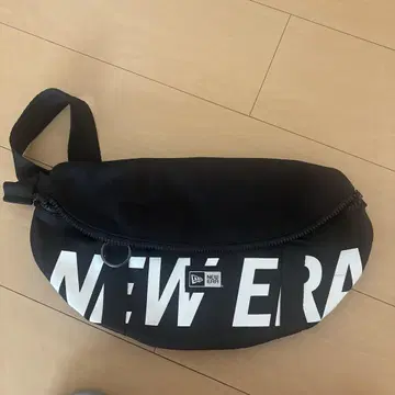 NEW ERA 바디백 블랙