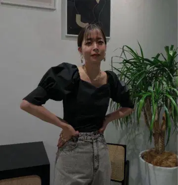 오프숄더 블랙 상의