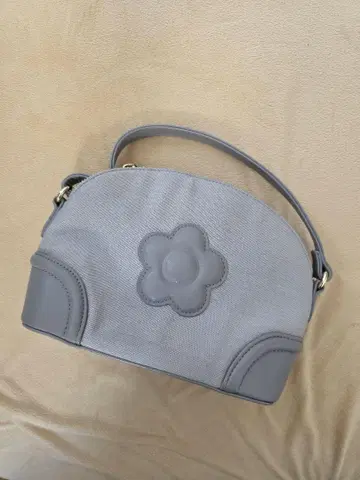 MARY QUANT 카빙 데이지 패치 숄더 그레이