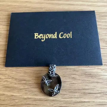 Beyond Cool 나비와 꽃 펜던트 탑