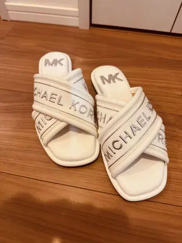 MICHAEL KORS MK 로고 플랫 샌들 23.5cm