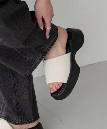 welleg 코듀로이 와이드 밴딩 통굽 샌들 22.5cm