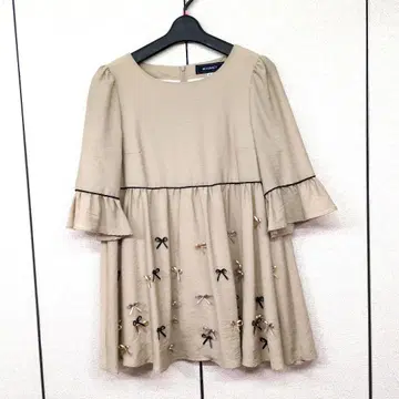 M'S GRACY 리본 자수 베이지 반소매 튜닉